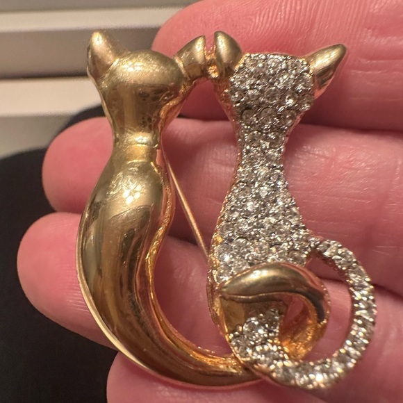 Elegant Gold and Silver Cat Brooch - Picture 6 of 6